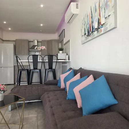 2 Bedroom Sea View בית נופש